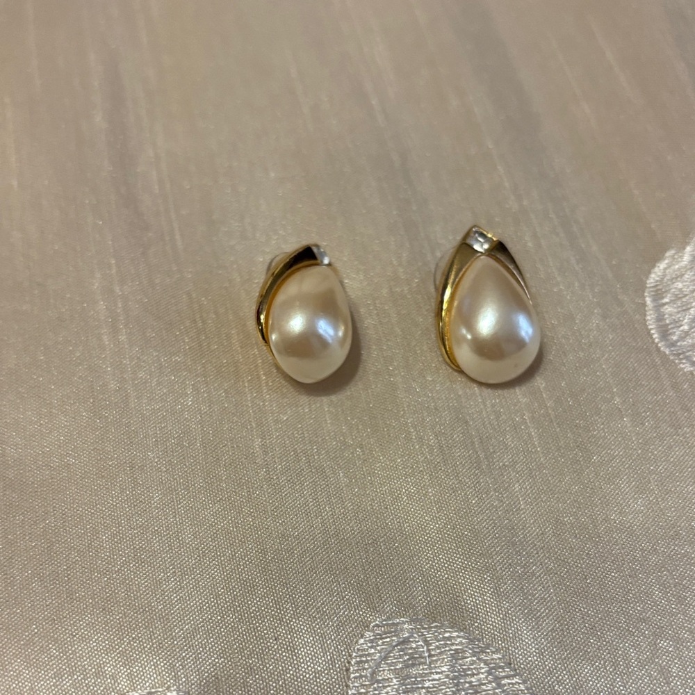 Source Unknown Pearl Teardrop Earrings - White and Gold